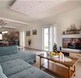 6 bedroom villa with pool near Sveti Lovrec and Poreč, sleeps 12